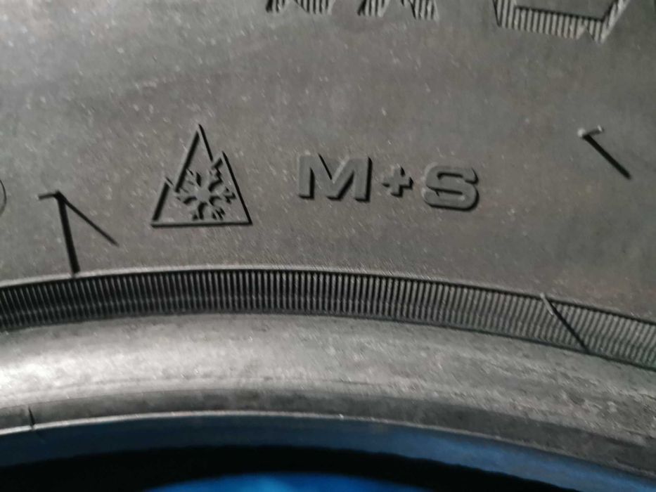 225/65/17 dunlop m+s 4 buc