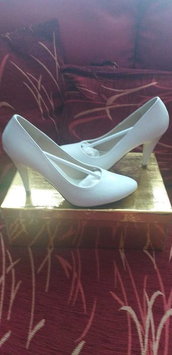 Бели елегантни обувки с висок ток