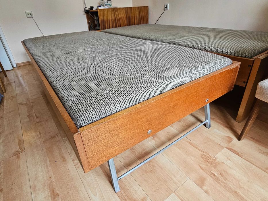 Подарявам два комплекта легла