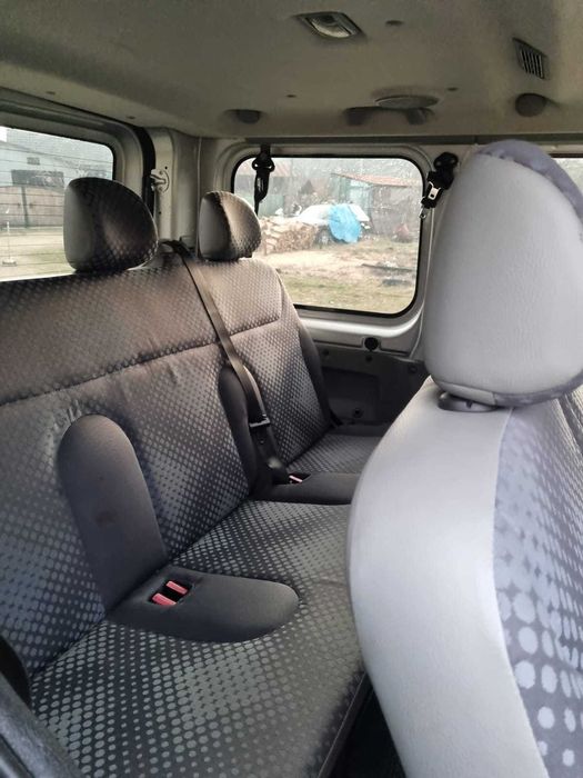 Vând Renault Trafic (8+1 locuri), autoturism spațios și fiabil