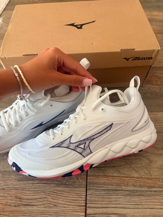 Чисто Нови волейболни обувки MIZUNO
