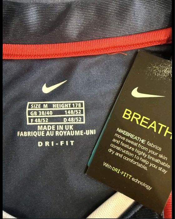 Ретро екип на ПСЖ , М размер. Чисто нов.