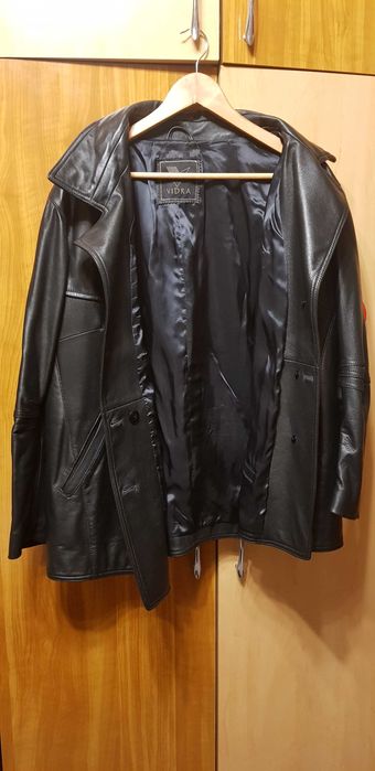 haina de piele aproape noua