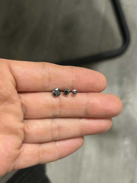 Обеци масивно сребро и черен камък цирконий   с винт !