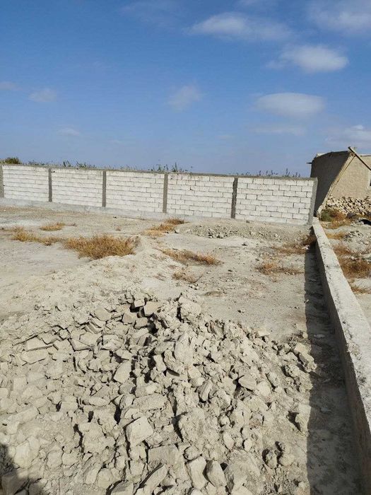 Атрофи уралган ер участкаси сотилади.