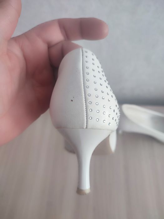 Отдам бесплатно туфли свадебные