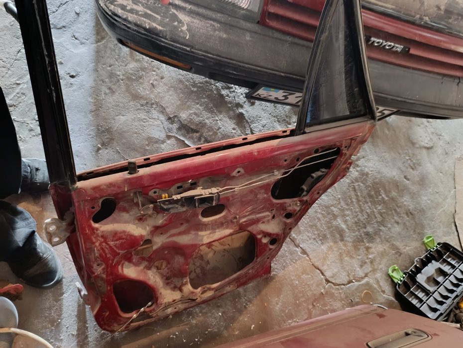 Продам двери на машину Carina2