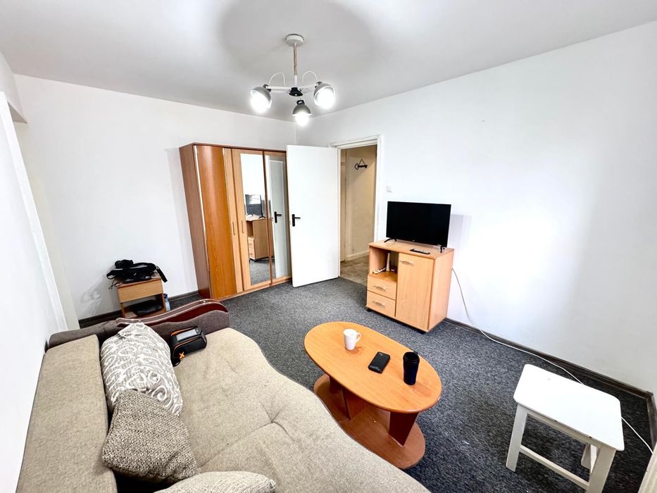 Închiriez apartament cu 2 camere semidecomandate