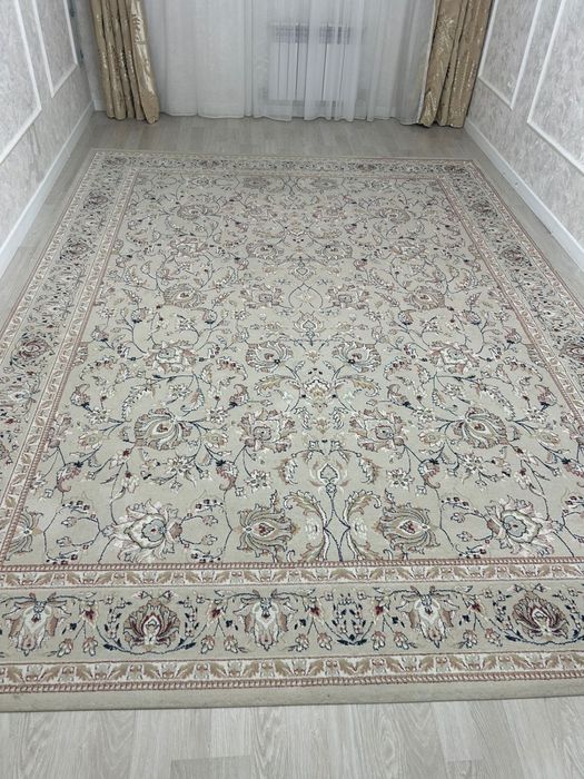 Диван, шкаф, кілем, унитаз, люстра сатылады