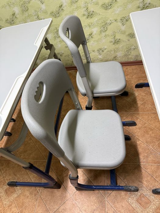 Парта школьная для школы в хорошем состояний