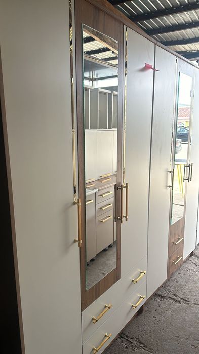 Шкаф ұш есікты, төрт есікті