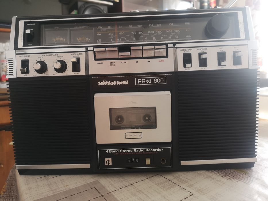 Продавам немски радиокасетофон