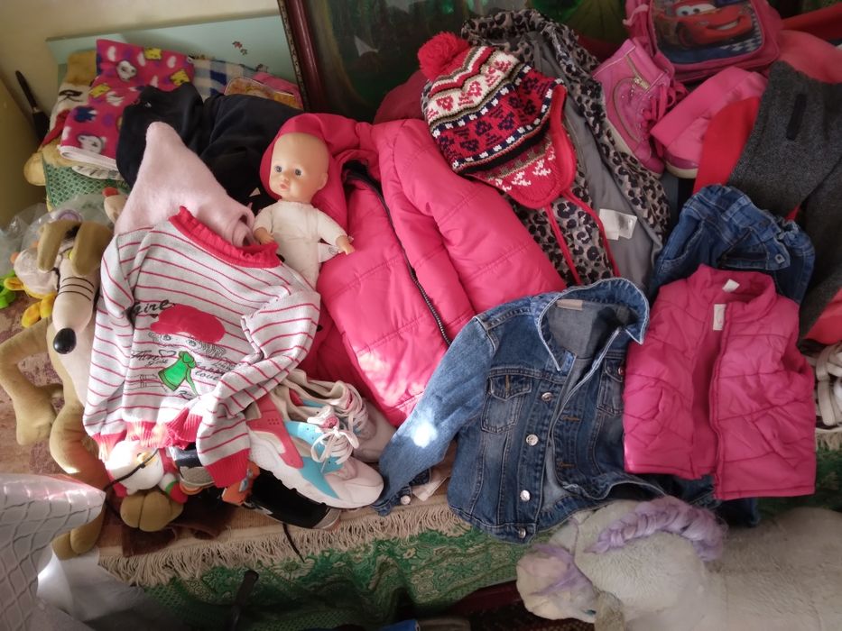 Vând hăinuțe pentru copiii 3-12 ani ieftin la 200 de lei cutia mare