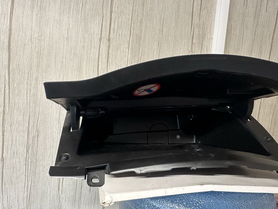 Жабка лява за табло за Ситроен Берлинго след 2008г.!