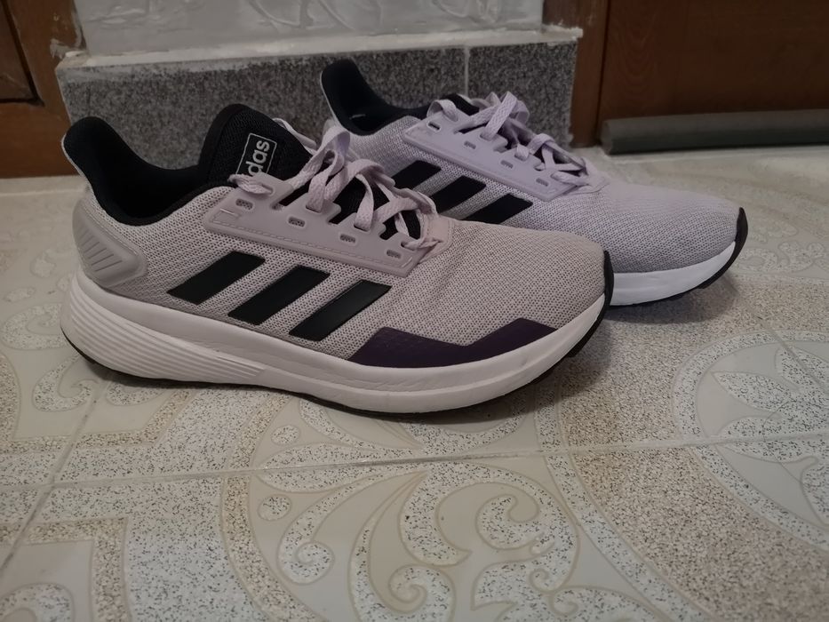 Продавам женски обувки adidas!