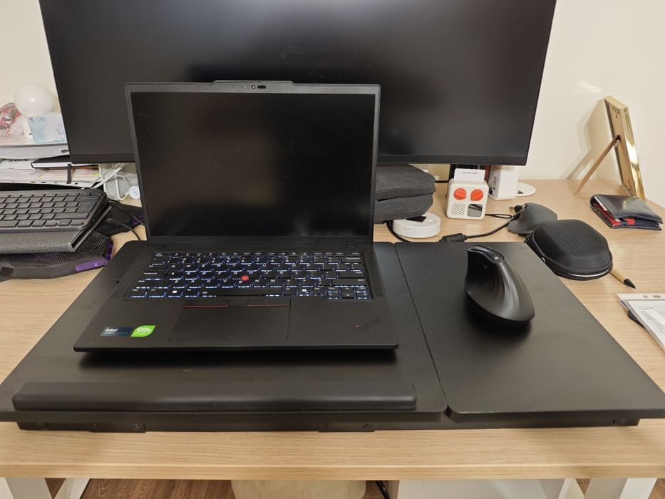 Masa de laptop ajustabila pe înălțime