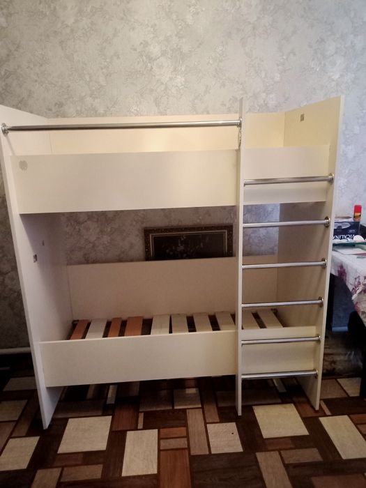 Двухярусную кровать .