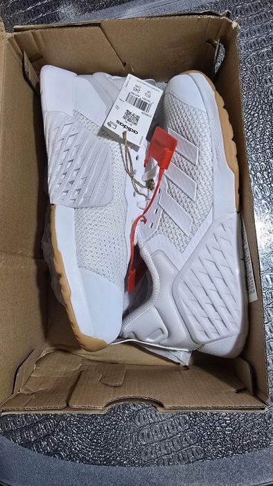 Adidas кроссовки новые