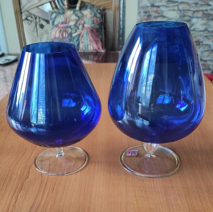 Две големи тънкостенни чаши от цветно стъкло