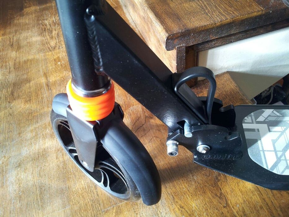 Trotineta adulti, 2 amortizoare, frana mana, roti 200. 100kg.. NOUA!