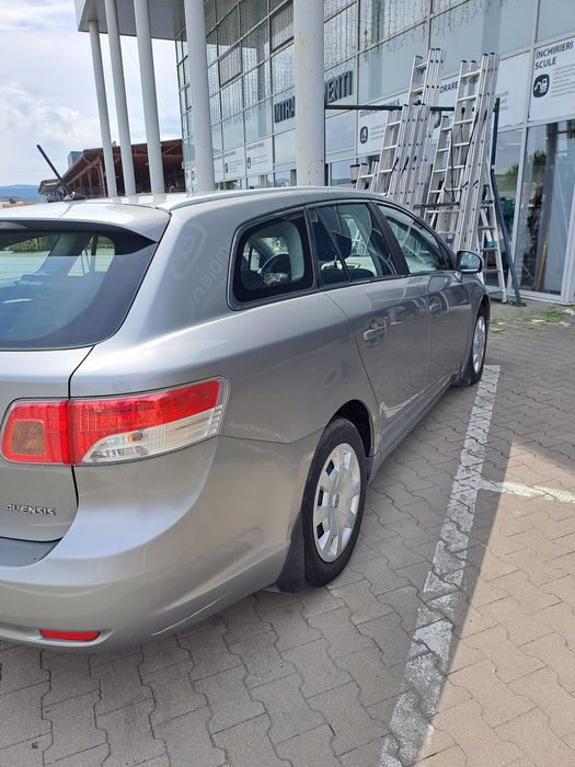 Vând Toyota Avensis