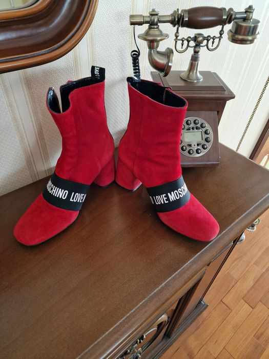 Botine love moschino