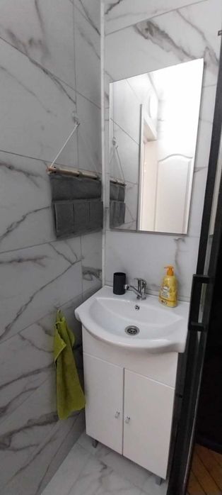 Garsonieră de închiriat – de închiriat numai pentru elevi și studenți.