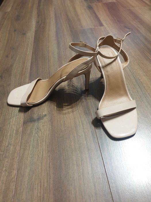 Елегантни дамски сандали на ток