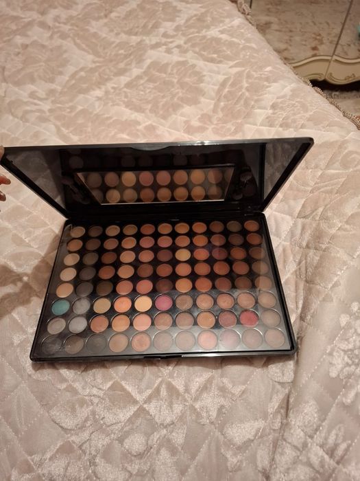 Продам новые профессиональные тени