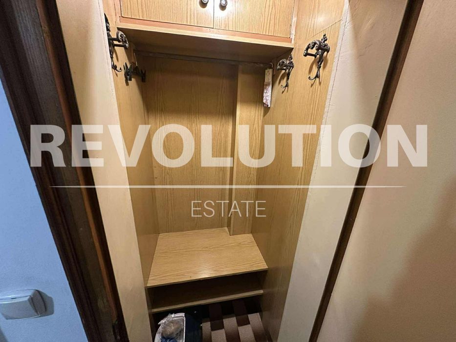 Тристаен апартамент в района на Колхозен пазар!