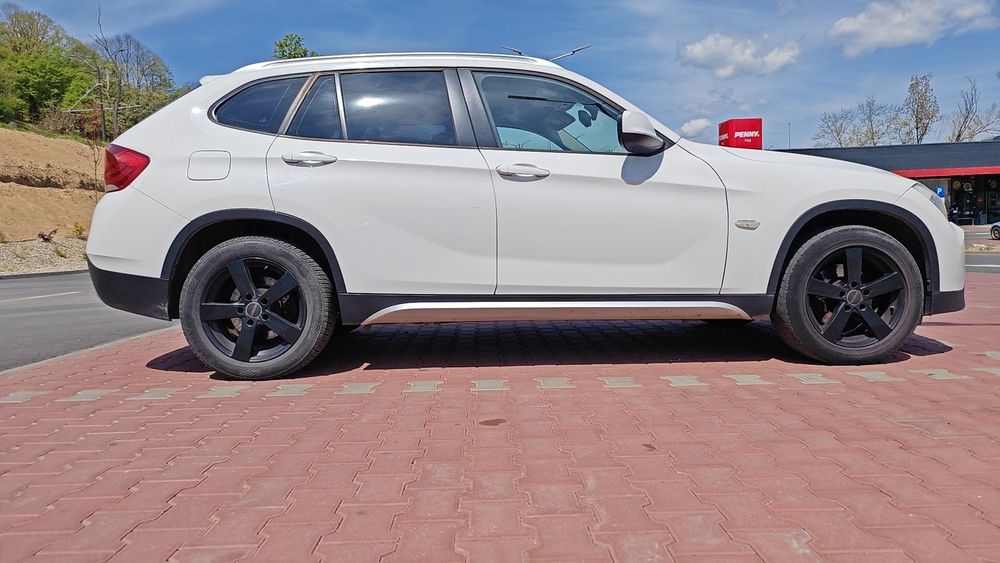 Persoană fizică vând  BMW X1  2.0l diesel, fiscal, masina de familie foarte bine întreținută și curată, mașină de nefumători
