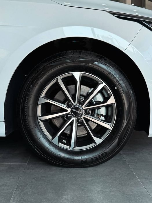 Byd chazor luxe gibrid elektrda 55 km 48 liter benizin bilan 1000 km