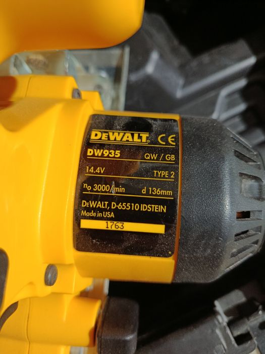 Ръчен циркуляр Девалт с две батерии Американско производство