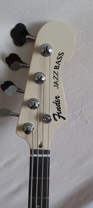 Vând  chitara bas
