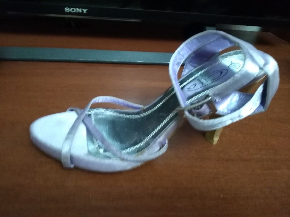 3 пары босоножек за 3 тыс.тг