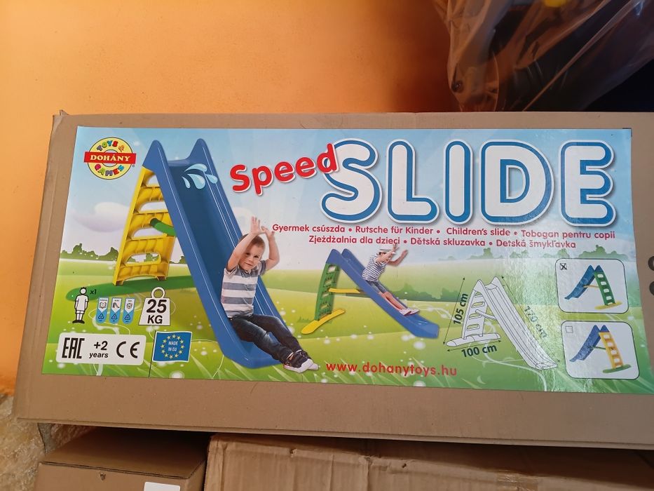 Topogan ideal loc de joacā pentru copii.