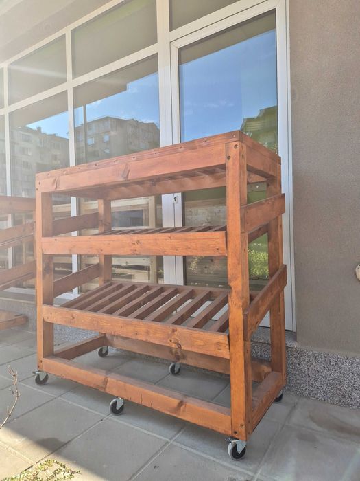 Дървен стелаж на колела
