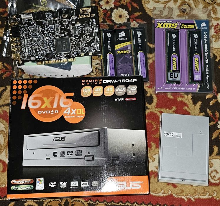Vand kit PC: placa de baza, procesor, placa e sunet, memorii, DVD writer