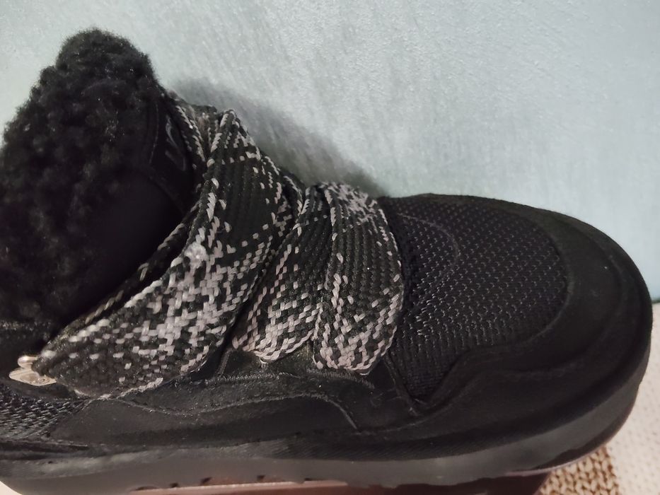 Vând UGG originali