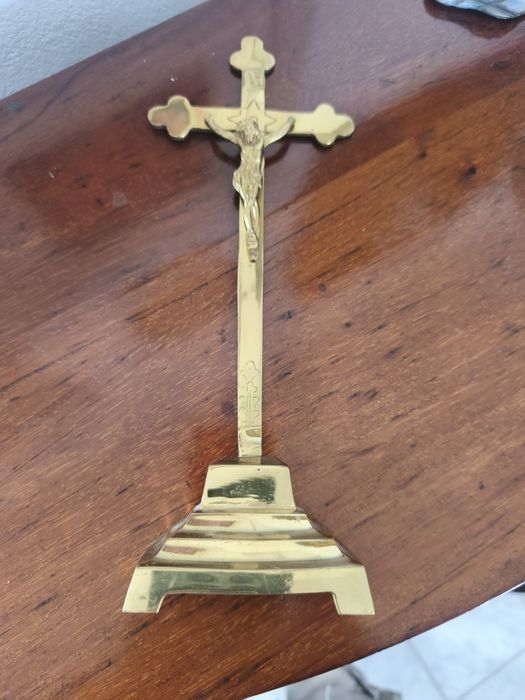 Crucifix de alamă
