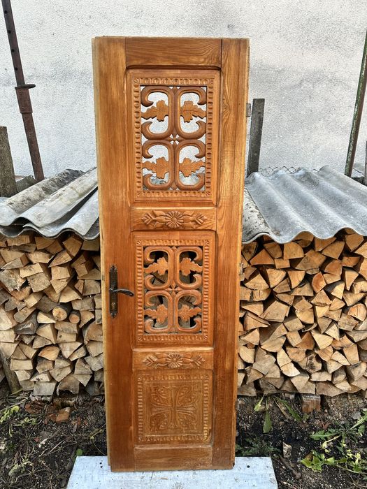 Usa din lemn masiv