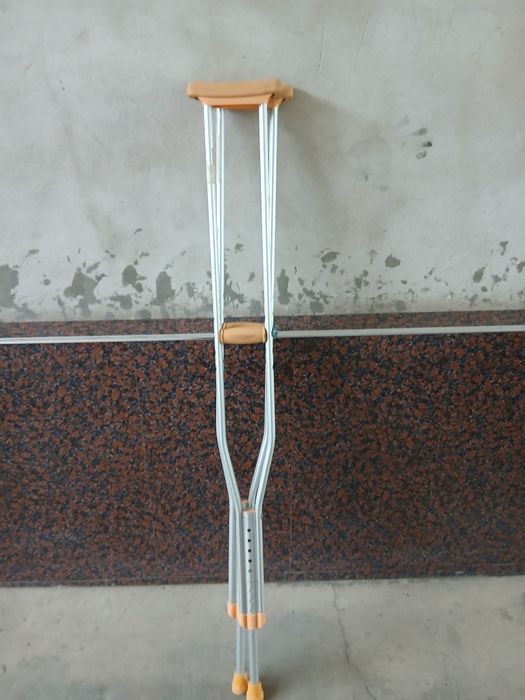 Костыли.  трости