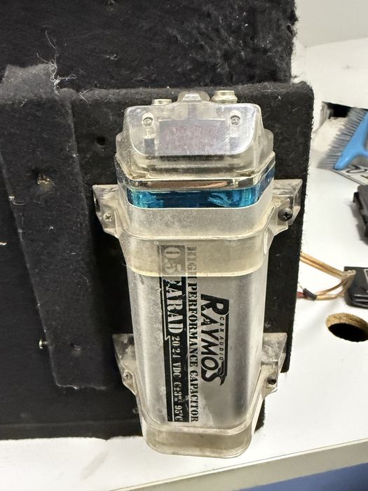 сабвуфер Alpine.