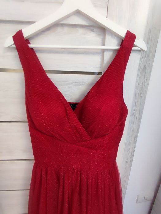 Vând rochii de ocazie aproape noi