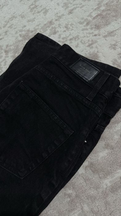 Прямые черные джинсы