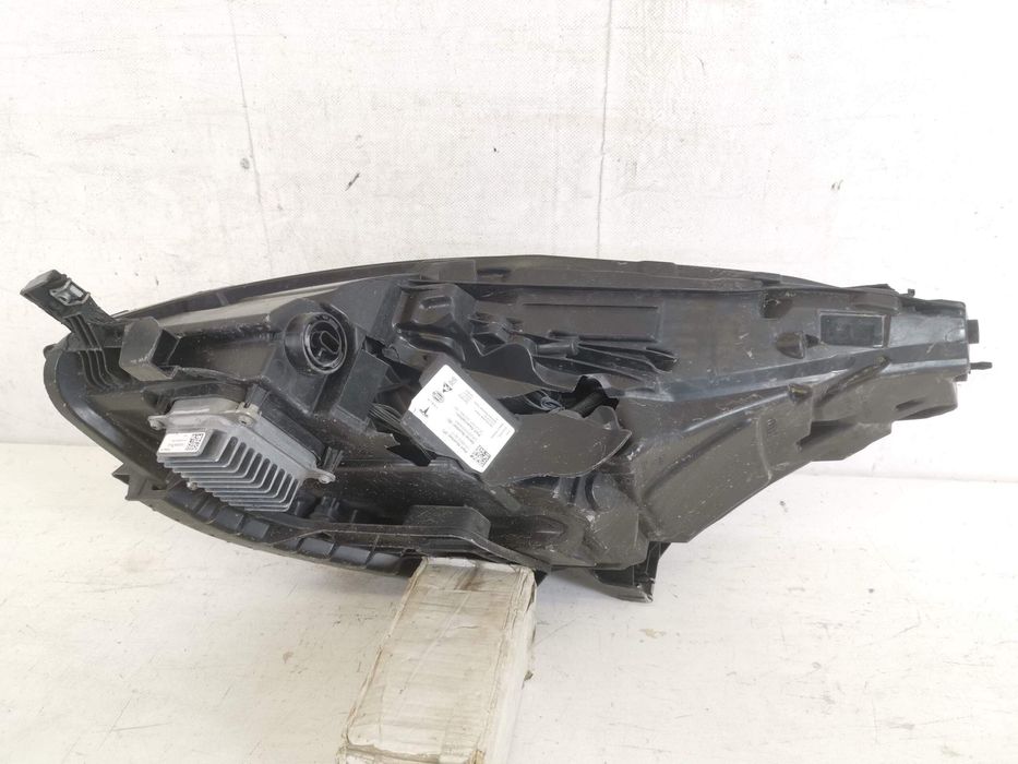 Десен фар Тесла Модел 3/Y / Tesla Model 3/Y Оригинален, повреден