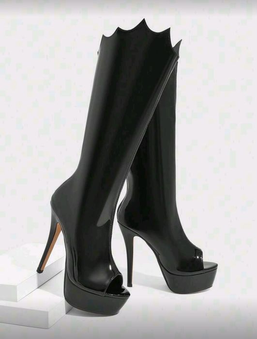 Черни лачени ботуши