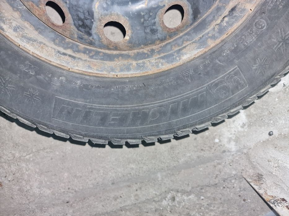 Vand anvelope IARNĂ cu tot cu JANTE  185 65 15