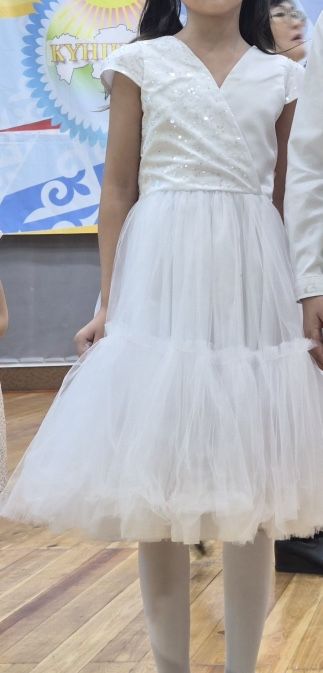 Красивое белое бальное платье для девочек