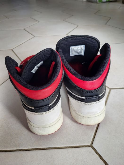 Nike Air Jordan 1 Mid GS "Black Toe", măr. 37.5, 220 RON